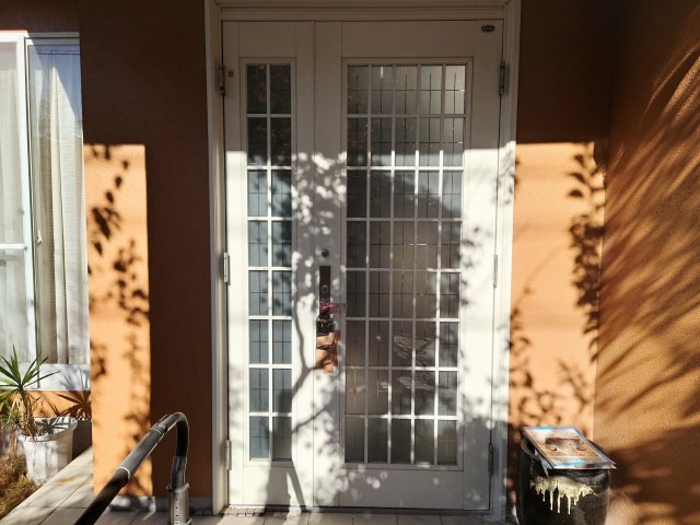 売中古戸建　藤枝市南新屋の玄関|手すりのついた玄関ポーチで、玄関扉も素敵な雰囲気です！