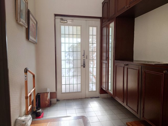 売中古戸建　藤枝市南新屋の玄関|明るい玄関！靴箱はかなりの収納力がありそうです！