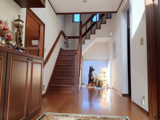 売中古戸建　藤枝市南新屋の玄関|玄関ホールは明るく、開放感があります！