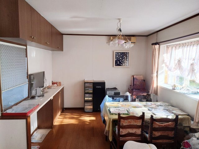 売中古戸建　藤枝市南新屋の居間・リビング|ダイニングの窓も東南向きで、明るいです！