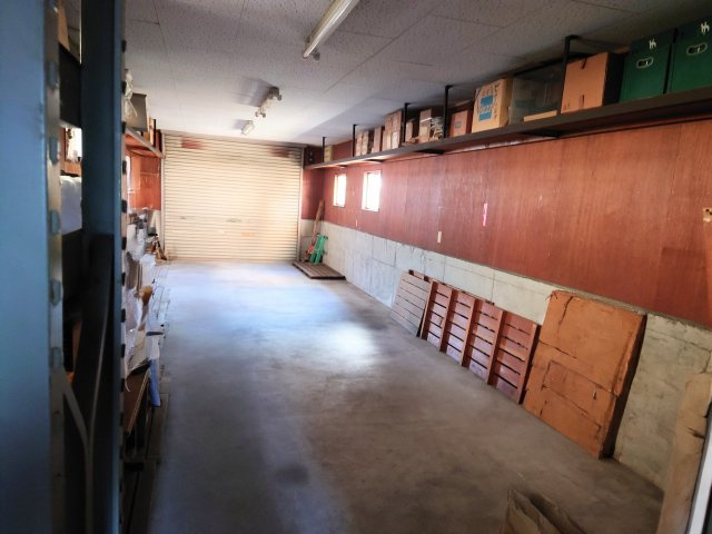 売中古戸建　藤枝市南新屋の駐車場|23帖の事務所はシャッターで開閉でき、多彩な使い道が考えられます！