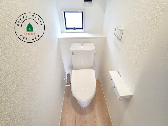 福岡市東区雁の巣1丁目第12-2棟（2号棟）の内観：施工例|トイレ・ウォシュレット付。快適で衛生的な洗浄機能付温水シャワートイレです。収納や手すりもついてます。