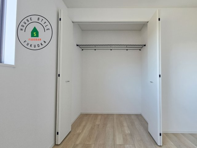 福岡市東区雁の巣1丁目第12-2棟（2号棟）の内観：施工例|【WIC（ウォークインクローゼット）】 たくさんの洋服をかけてもシワになりにくいウォークインクローゼット。洋服以外にも、普段使わない家電やスーツケース、ストック品など何でも片付く嬉しい空間です。