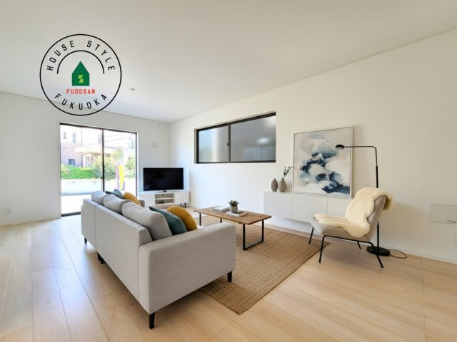 福岡市東区雁の巣1丁目第12-2棟（2号棟）の内観：施工例|明るく開放的なリビングダイニングは豊かな陽光が注ぎ込み、やすらぎの空間を演出してくれます。ご家族で楽しいひとときをお過ごし下さい。※家具はCGを合成したものです。