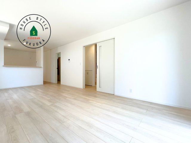 福岡市東区雁の巣1丁目第12-2棟（2号棟）の内観：施工例|キッチンからリビングをしっかり確認できます。家族の笑顔があふれる空間になりそうですね。