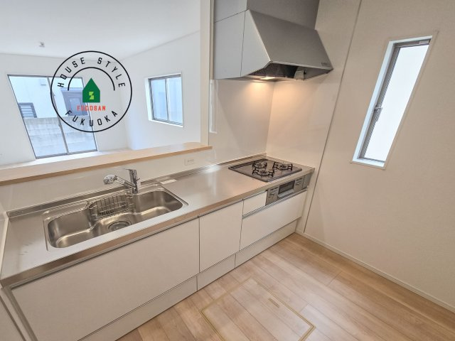 福岡市東区雁の巣1丁目第12-2棟（2号棟）の内観：施工例|カウンターキッチンなら、リビングで遊ぶ子供の様子を見ながら料理ができるので安心です。料理を運んでもらったり、子供にお手伝いしてもらいやすいのもいいですね。