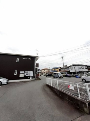 【駐車場】 | プレシャルマン | カースペースがあります