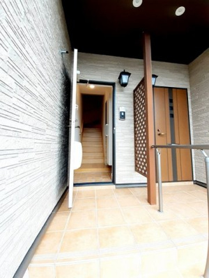 【玄関】 | ゼフィール新富士 | 明るい玄関です