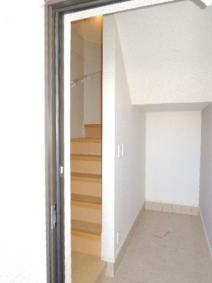 【玄関】 | グレイス松富Ⅲ | 収納もある玄関です