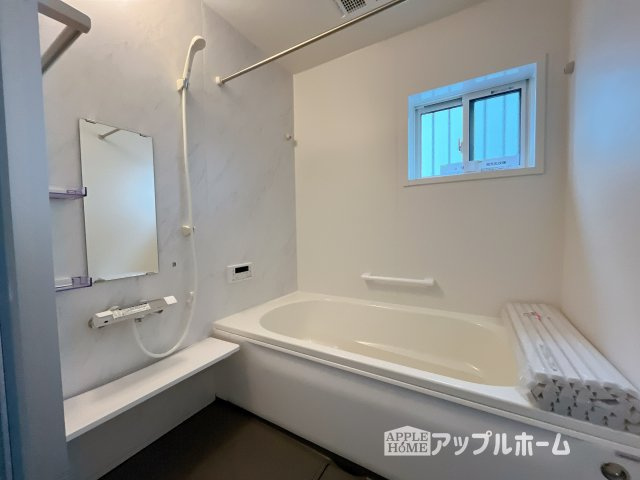 【新築戸建】深谷市宿根　全５棟の浴室|窓付きのバスルームは、採光もあり明るく気持ちの良い空間です。窓があることで、換気環境も良好。掃除もスムーズに出来ます