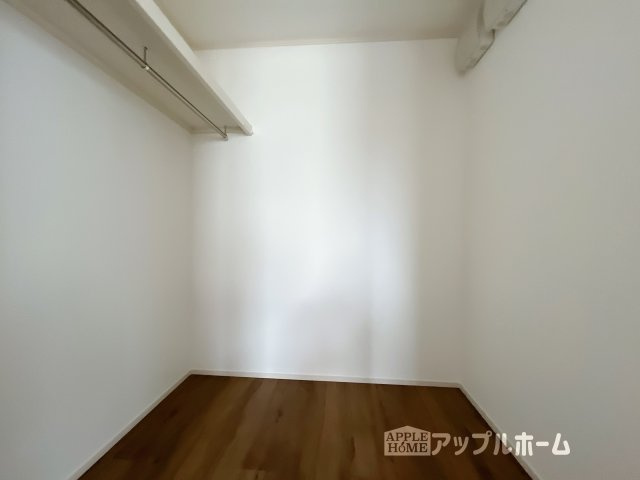 【新築戸建】深谷市宿根　全５棟の収納|お洋服を大切にされる方に大変喜ばれる、ウォークインクローゼット。お洋服以外にも掃除機やスーツケースなどを一箇所に集約できるのは魅力ですね！扉が一箇所ですので、お部屋の見た目にもスッキリ！