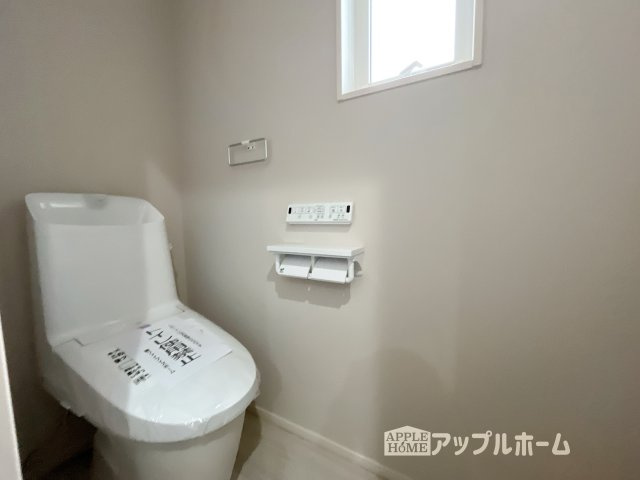 【新築戸建】深谷市宿根　全５棟のトイレ|温水洗浄器付き便座を標準装備してます♪窓付きで明るく、快適空間となっております。毎日使う場所だからこその配慮です。