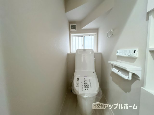 【新築戸建】深谷市宿根　全５棟のトイレ|白を基調とした清潔感のある明るい空間。温水洗浄便座付きで、毎日快適・清潔に使用できます。操作しやすい壁面リモコンを採用しています。