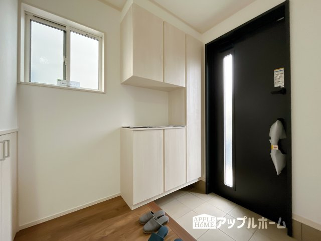 【新築戸建】深谷市宿根　全５棟の玄関|上下棚にたっぷり靴を収納できます。「ただいま」と玄関を開けた瞬間から、奥に広がる空間を明るい室内を感じられますね♪