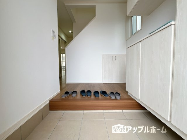 【新築戸建】深谷市宿根　全５棟の玄関|住まう人も来客も入った時にワクワクさせてくれるオシャレな玄関♪収納もたっぷりあるので、靴がたくさんあっても安心！