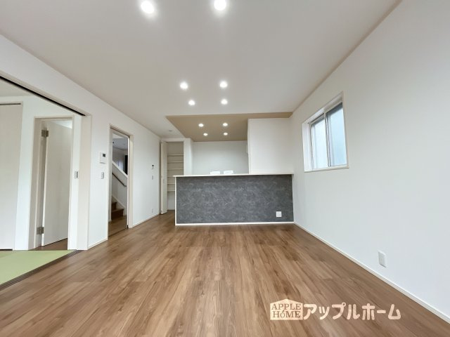 【新築戸建】深谷市宿根　全５棟の居間・リビング|窓から差し込む光で家族を温かく包み込みます。明るいリビングで子育てする喜びを☆いつでも見学可能です！