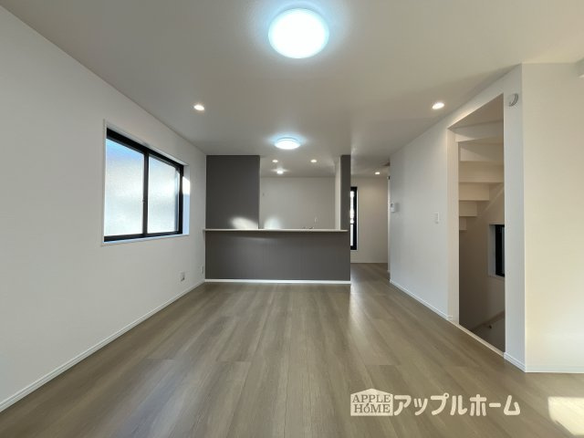 【新築住宅】さいたま市南区太田窪5丁目II 全1棟の居間・リビング|窓から差し込む光で家族を温かく包み込みます。明るいリビングで子育てする喜びを☆いつでも見学可能です！