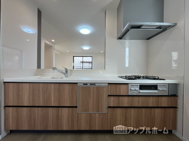 【新築住宅】さいたま市南区太田窪5丁目II 全1棟のキッチン|対面式キッチンは、家族のコミュニケーションを育み、子育て家族にも好適なプラン！リビングで寛ぐご家族をいつも感じられます♪会話を楽しみながら家事ができ、小さいお子様がいても安心です！