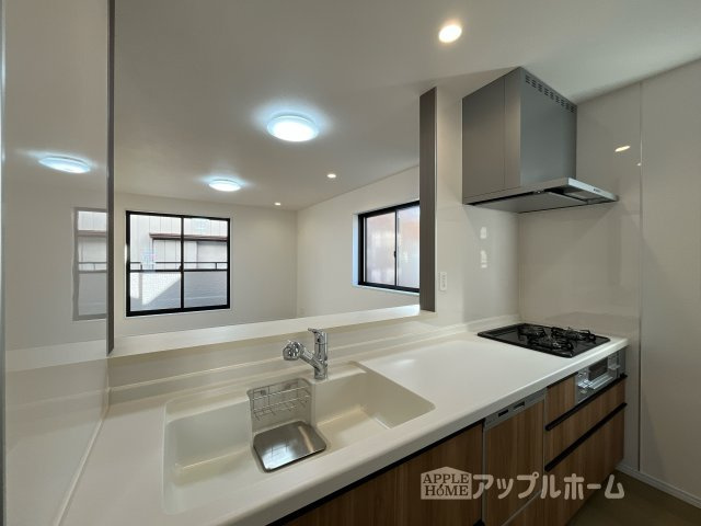 【新築住宅】さいたま市南区太田窪5丁目II 全1棟のキッチン|キッチンからのママ目線はコチラ♪キッチンは開放感もありリビング全体が見渡せますね♪広くて明るいキッチンは大変使いやすくなっております。