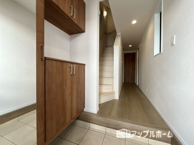 【新築住宅】さいたま市南区太田窪5丁目II 全1棟の玄関|明るくて清潔感溢れる玄関。便利な下駄箱収納付きです♪散らかりがちな玄関もすっきりと片付きます。