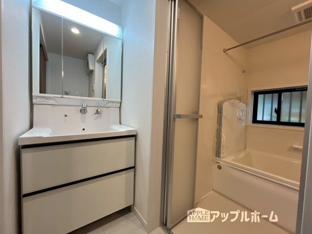 【新築住宅】さいたま市南区太田窪5丁目II 全1棟の独立洗面台|ゆとりの洗面スペースで朝の身支度も快適スムーズに。３面鏡で髪のセットやお化粧もストレスなくこなせ、朝から気分良く通勤通学に向かえそうですね！鏡の裏にはたっぷりと収納スペースを標準装備