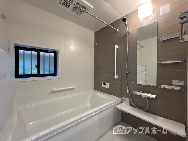 【新築住宅】さいたま市南区太田窪5丁目II 全1棟の浴室|ゆったり寛げる1坪タイプのシステムバス。足を伸ばしてゆっくりとくつろげます。お子様と一緒に入ってもゆとりがありますね♪便利な浴室乾燥機付き！