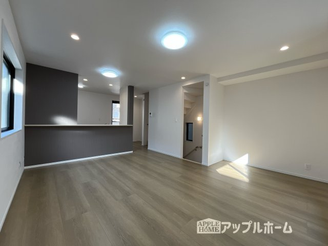 【新築住宅】さいたま市南区太田窪5丁目II 全1棟の居間・リビング|広々リビング×対面キッチンで家族の会話も弾みます♪家族団らんの秘訣は間取りにあり☆夢のマイホームを一緒に叶えましょう！