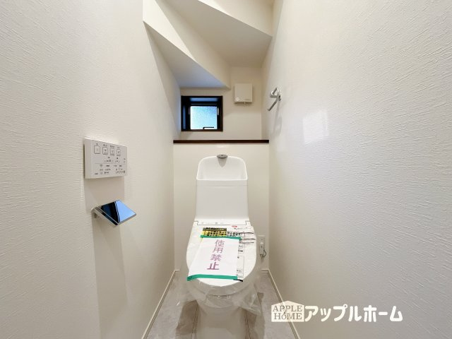 【新築住宅】浦和文蔵 3期 後期全10棟の玄関|1Fトイレ