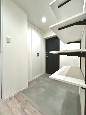 ハウスオブリザ北円山の玄関|大容量のシューズボックス完備！