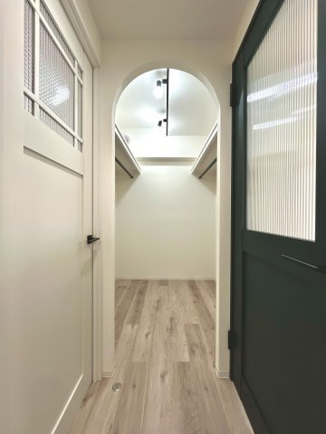 ハウスオブリザ北円山の収納|アール開口が可愛らしいウォークインクローゼット♪