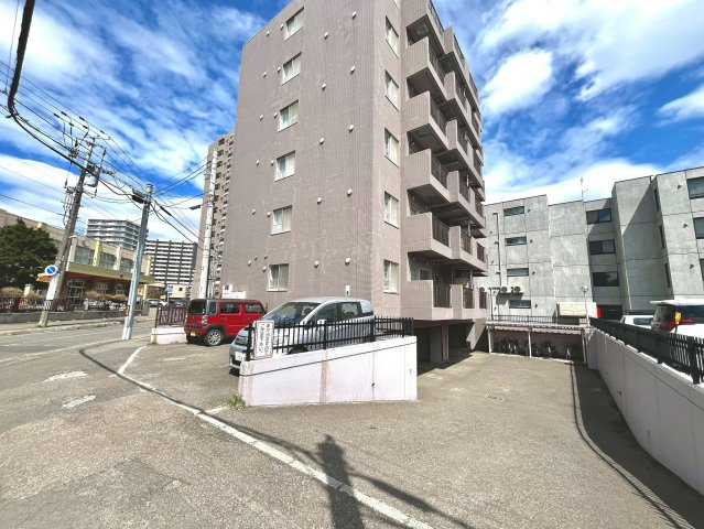 ハウスオブリザ北円山の駐車場|敷地内駐車場空き有り◎