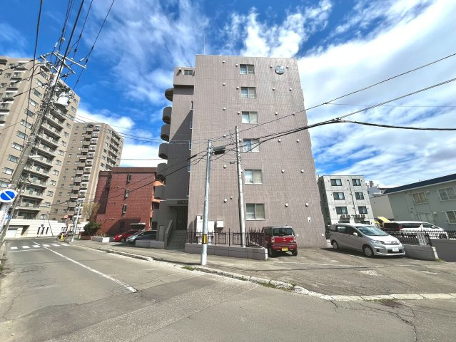 ハウスオブリザ北円山の外観|小学校まで徒歩1分！スーパーやコンビニも近く生活が充実する立地です！