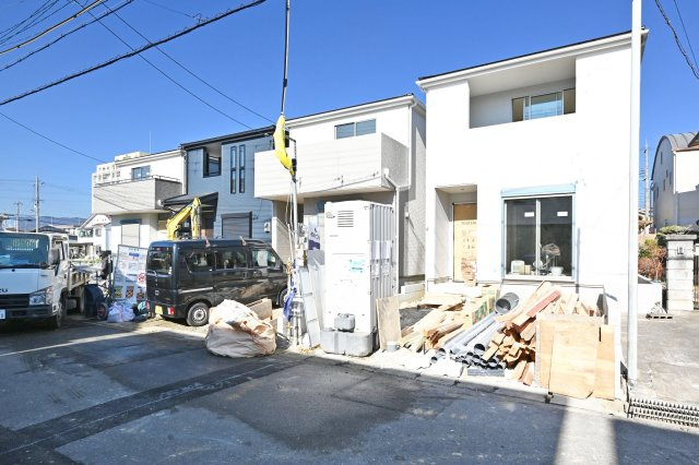 リーブルガーデン野間1丁目新築一戸建て│2SLDK+並列駐車2台可の外観|阪急神戸線「塚口」駅バス15分、バス停「野間口」停歩4分！耐震含む住宅性能評価7項目で最上位取得◎の新築戸建が新規分譲開始致しました！皆様からのご連絡を心よりお待ちしております。