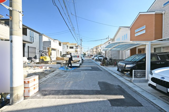 リーブルガーデン野間1丁目新築一戸建て│2SLDK+並列駐車2台可の前面道路含む現地写真|前面道路は南側に約6ｍ幅で駐車の際も安心です。