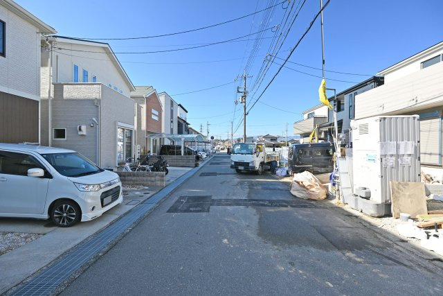 リーブルガーデン野間1丁目新築一戸建て│2SLDK+並列駐車2台可の前面道路含む現地写真|前面道路は南側に約6ｍ幅で駐車の際も安心です。