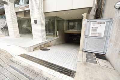 【駐車場】 | アンカーハウス | 地下駐車場スロープ