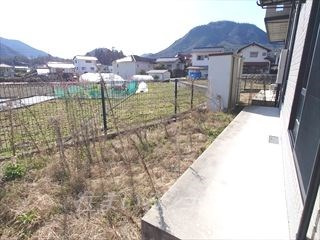 広島市安佐北区亀山５丁目のアパートの庭