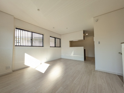 二面に窓があり明るいLDK１３．６帖