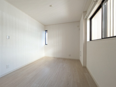 1階洋室5.2帖、2面に窓があります