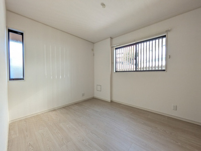 1階洋室5.2帖、2面に窓があります