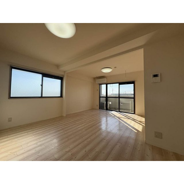 岐阜市北島７丁目のアパートの居間・リビング