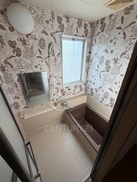 前橋市下大島町中古一戸建ての浴室|ゆったりと寛げる大型バスタブ。
足を伸ばしたまま入浴可能です。