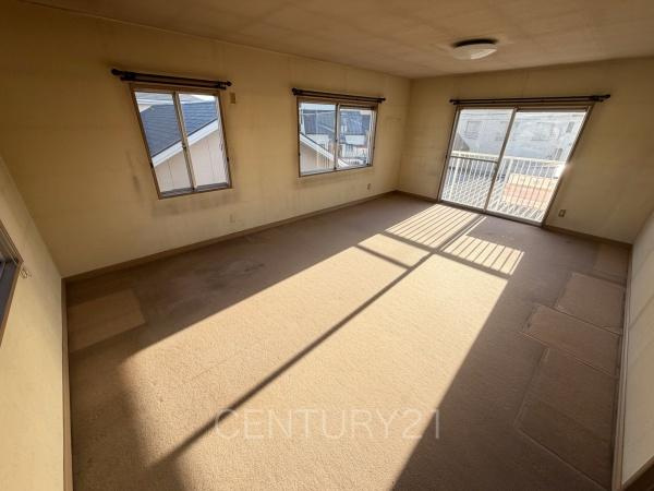 前橋市下大島町中古一戸建ての洋室|３面採光の明るい洋室です。