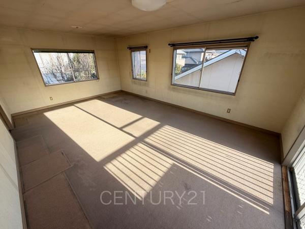 前橋市下大島町中古一戸建ての洋室|３面採光の明るい洋室です。