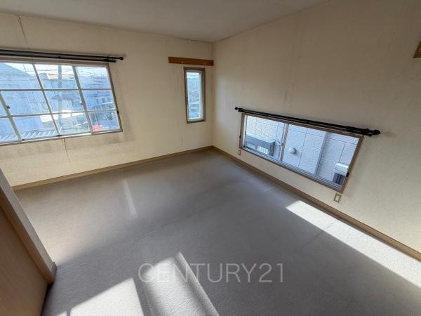 前橋市下大島町中古一戸建ての洋室|２面採光の明るい洋室です。