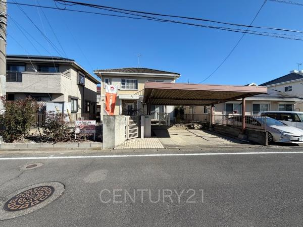 前橋市下大島町中古一戸建ての前面道路含む現地写真|並列駐車可能な駐車場スペースです。