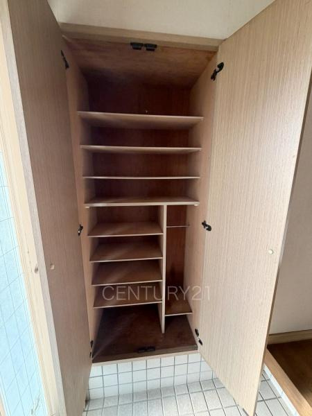 前橋市下大島町中古一戸建ての玄関|シューズボックス付きの玄関です。