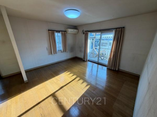 前橋市下大島町中古一戸建ての居間・リビング|大きいソファーがおける広々リビング