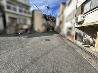 【前面道路含む現地写真】