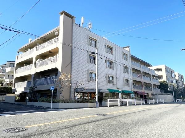 【外観】 | 八雲スカイハイツ | 日が当たり、あたたかながらもスタイリッシュなたたずまいです！